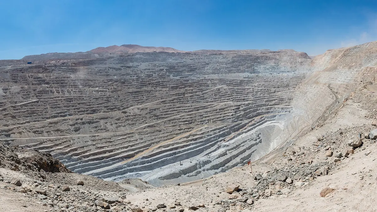 El cobre roza su récord, pero Chile produce menos: huelga en Centinela, accidente en El Teniente y producción a la baja