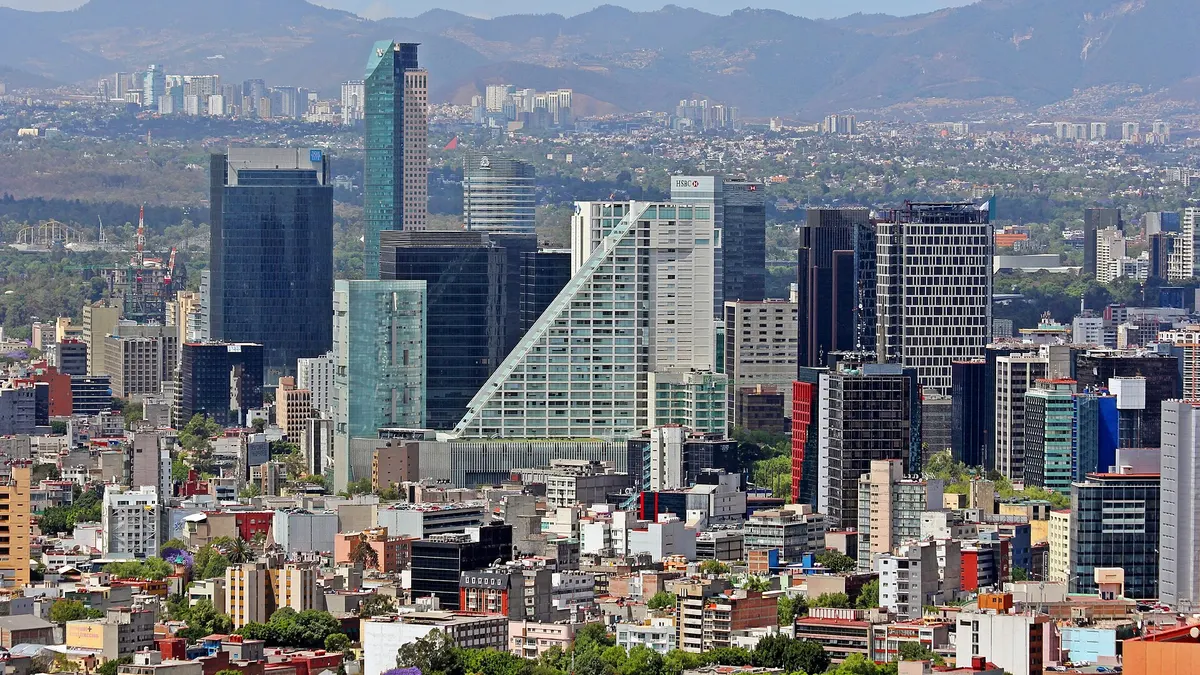 HR Ratings baja la nota de México a BBB y arrastra a Pemex: qué significa