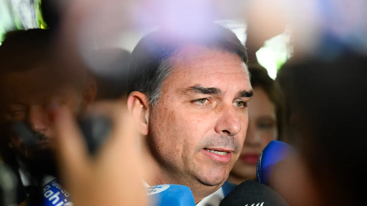 Flávio Bolsonaro: quién es, trayectoria y propuestas del candidato que enfrenta a Lula