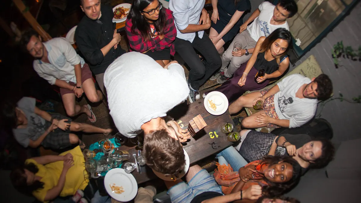Juegos para una junta con amigos: ideas para una noche en casa