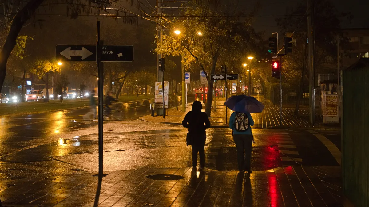 Lluvia en Santiago hoy: alerta roja en 10 comunas, clases suspendidas y cuántos milímetros caerán