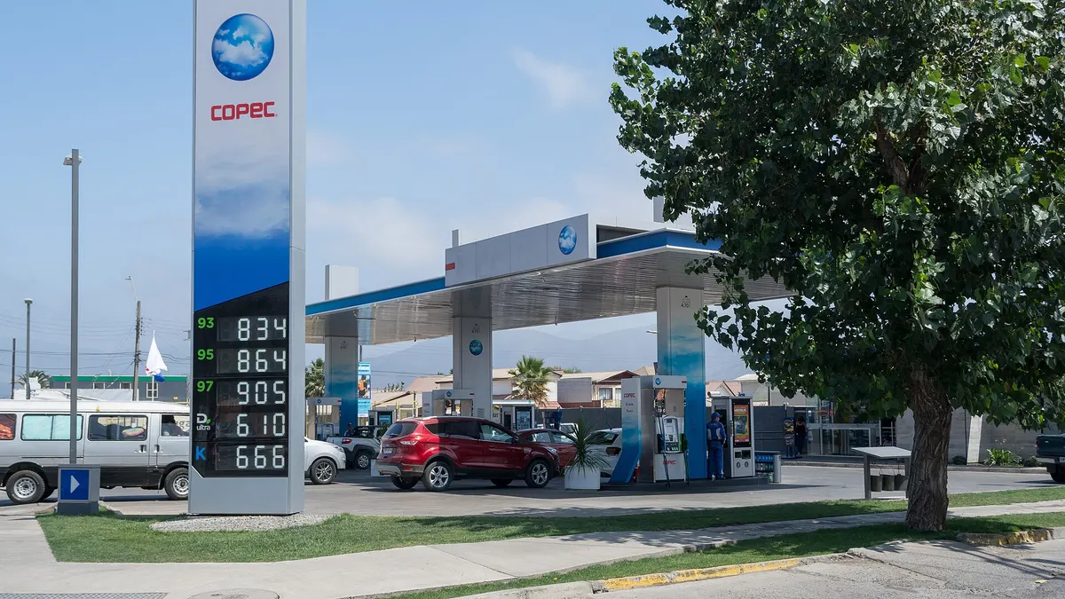Bencinas suben por quinta vez y el diésel llega a su máximo histórico: cuánto acumulan desde julio