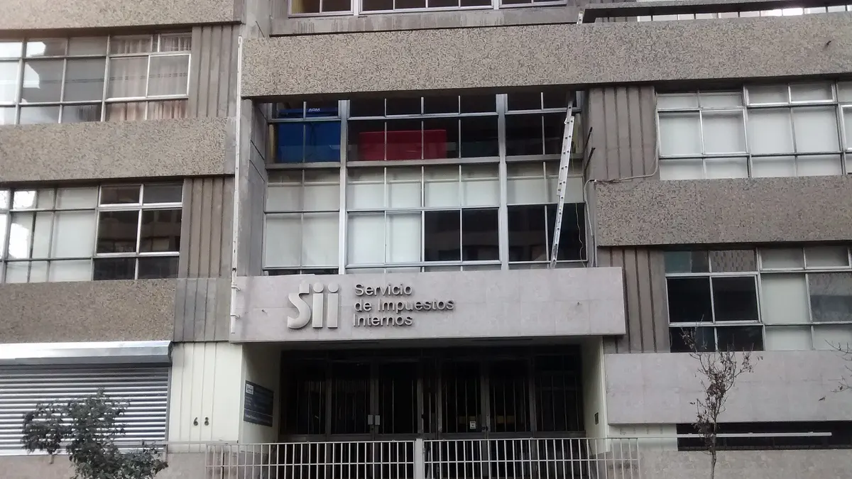 SII revisa a 33 contribuyentes con $3,2 billones en cuentas en el extranjero: en qué países tienen su dinero los chilenos